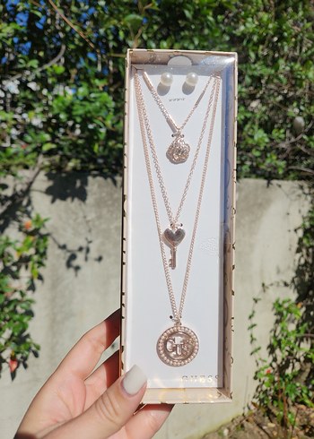 Beden Guess Kolye ve Küpe Seti