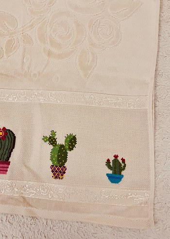 Renkli Kaktüs Desenli Nakışlı Havlu - Görsel 2