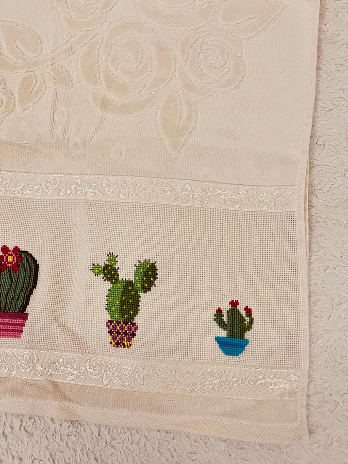 Renkli Kaktüs Desenli Nakışlı Havlu - Görsel 2