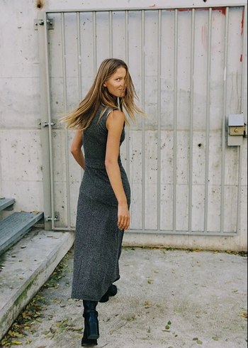 Gri Yüksek Yakalı Uzun Elbise - Görsel 3