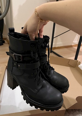 Siyah Deri Goth Kemerli Kadın Bot - Görsel 2