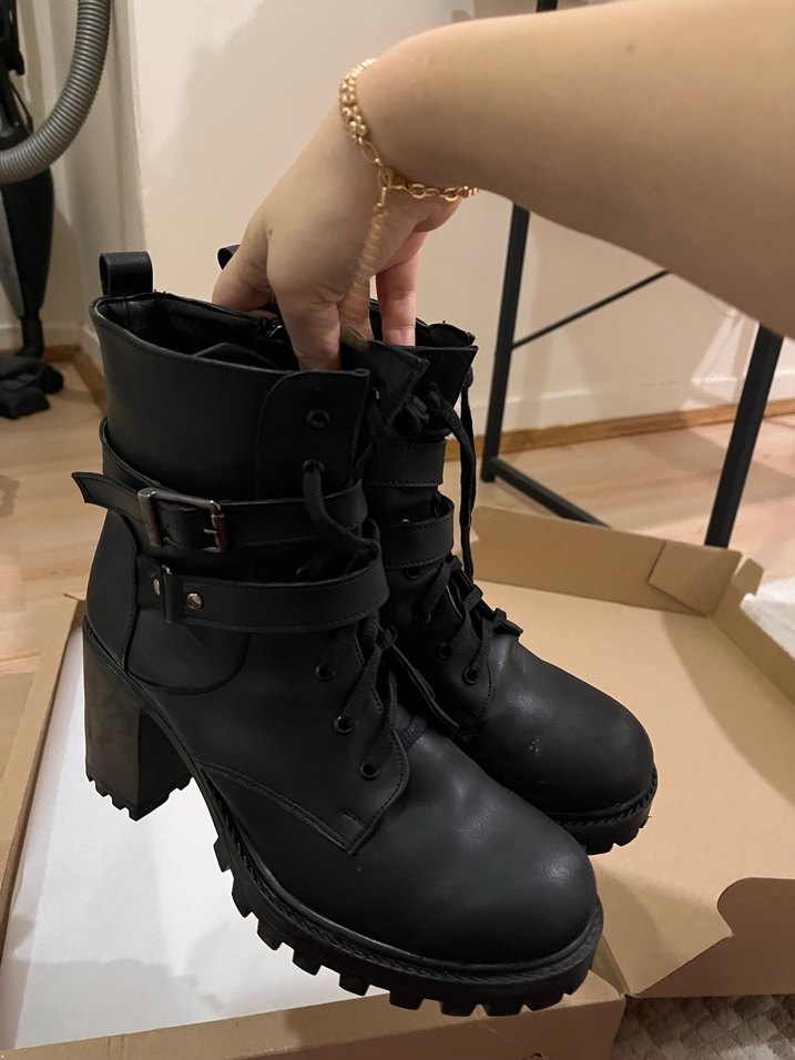 Siyah Deri Goth Kemerli Kadın Bot - Görsel 2