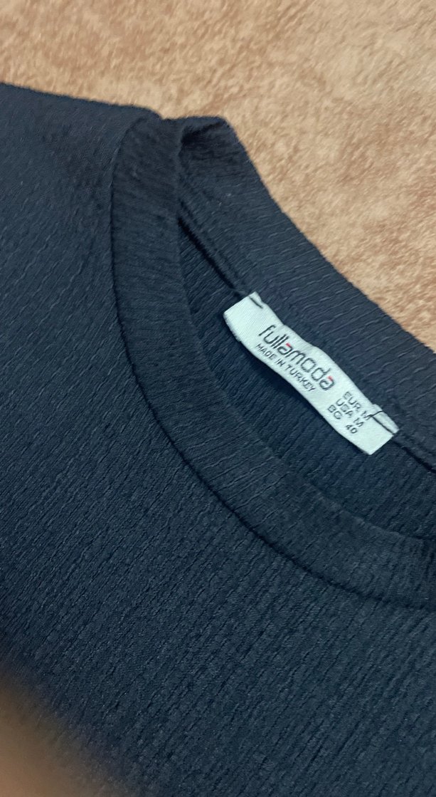 Zincir Detaylı Siyah Mini Crop Top - Görsel 2