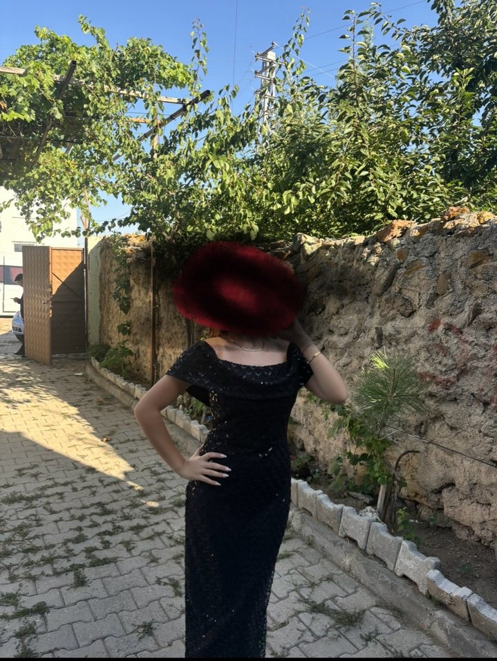 Dantel Detaylı Siyah Uzun V Yaka Elbise - Görsel 2