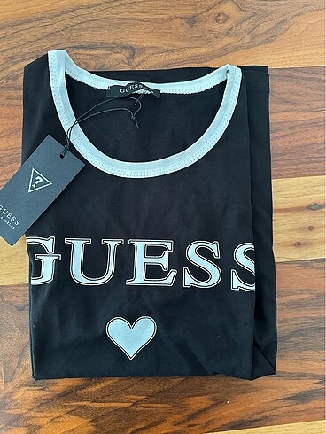 Guess Tshirt