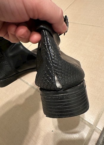 Kemer Detaylı Siyah Yılan Desenli Deri Bot - Görsel 3