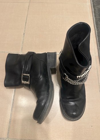 Siyah Tokalı Zincir Detaylı Deri Bot - Görsel 2