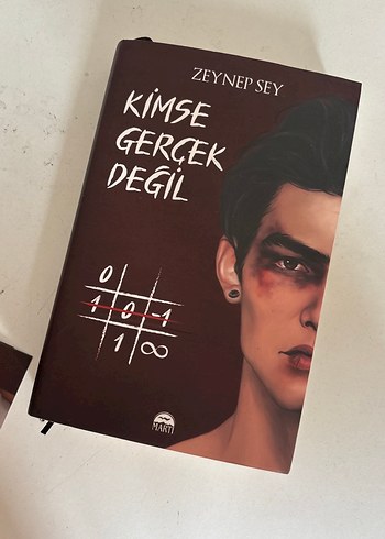 Beden Zeynep Sey - Kimse Gerçek Değil Romanı Kutulu Set