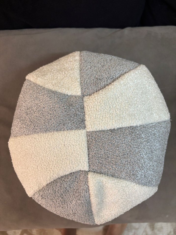 Gri ve Beyaz Desenli Yastık Kılıfı - Görsel 2