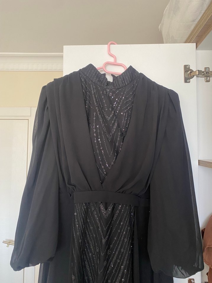 Uzun Siyah İşlemeli Drapeli Abiye Elbise - Görsel 4