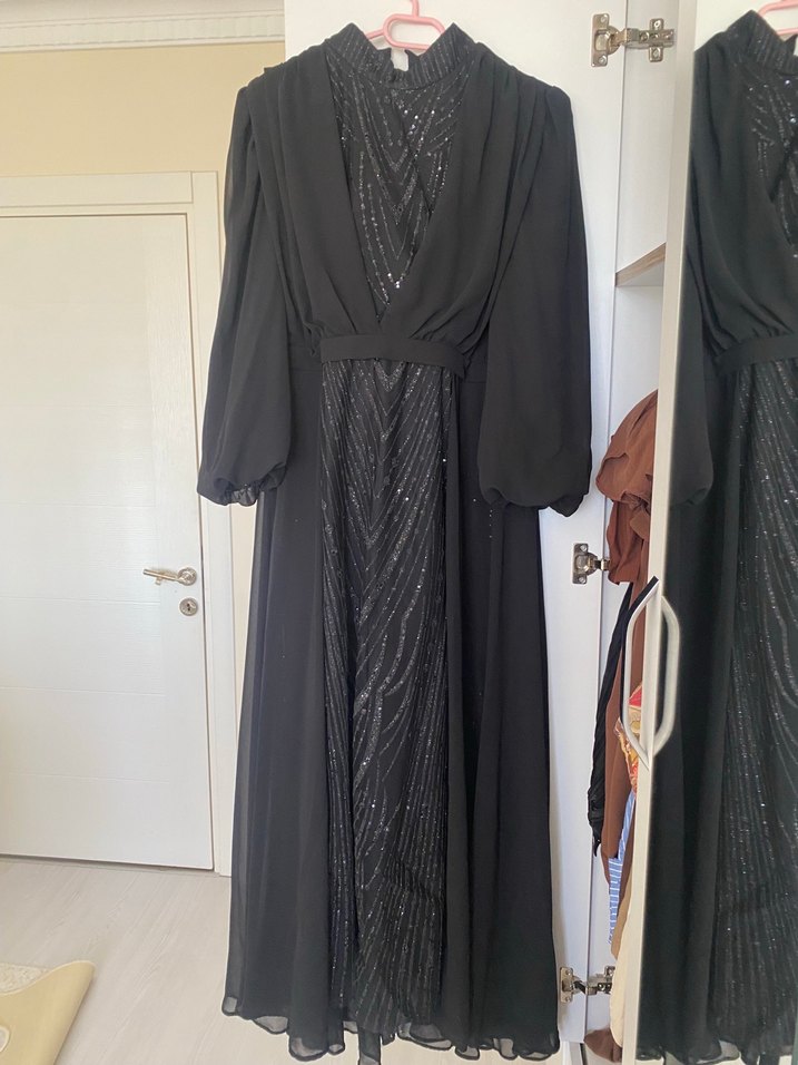 Uzun Siyah İşlemeli Drapeli Abiye Elbise - Görsel 2