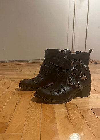 Tokalı Siyah Deri Gotik Kadın Bot