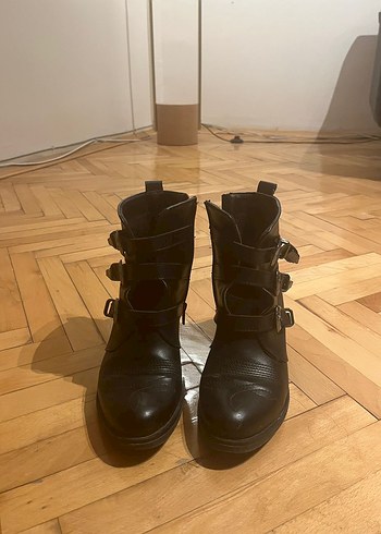 37 Beden Tokalı Siyah Deri Gotik Kadın Bot