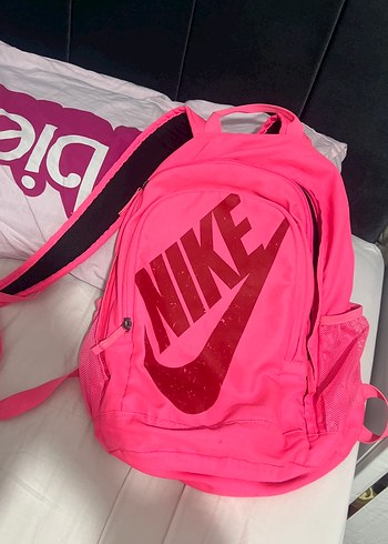 Nike Canli Pembe Sirt Cantasi