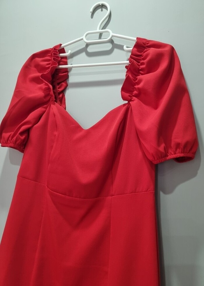 Kırmızı Elbise - Görsel 3
