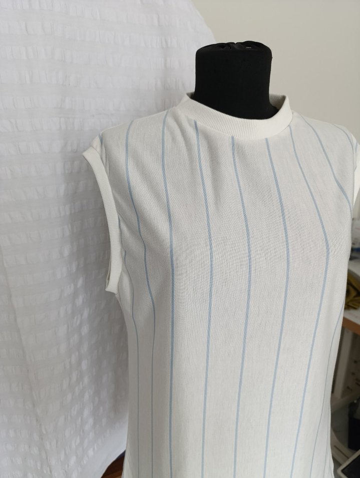 Kadın Gri Çizgili Kolsuz Yüksek Yaka Bluz - Görsel 2