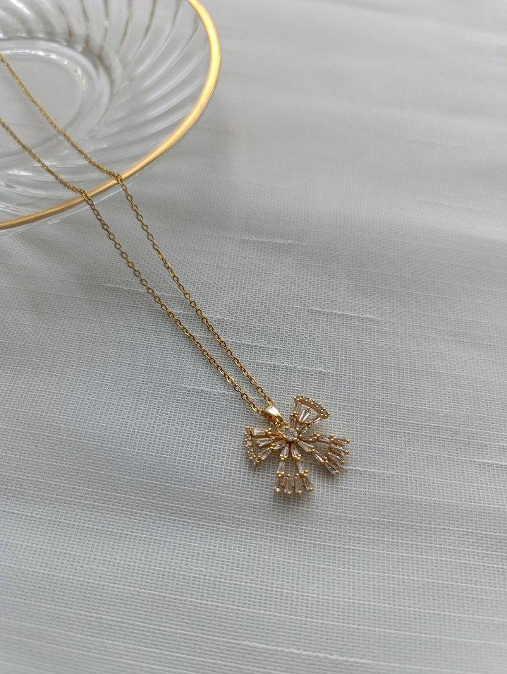 Altın Renkli Çiçek Desenli çelik Kolye - Görsel 4