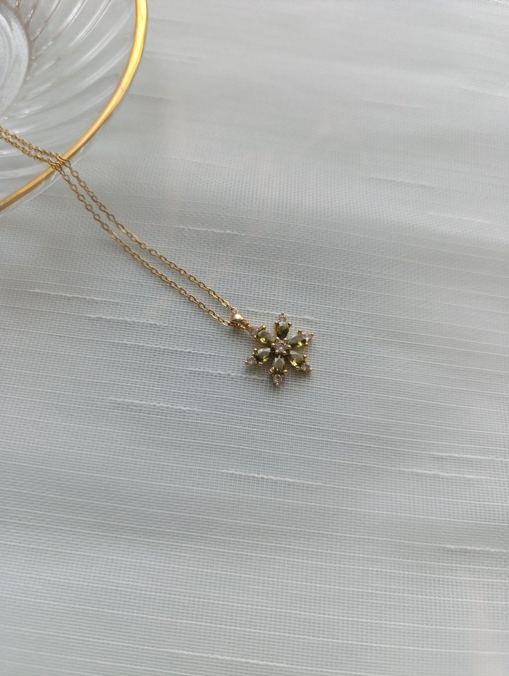 Altın Renkli Çiçek Desenli çelik Kolye - Görsel 2