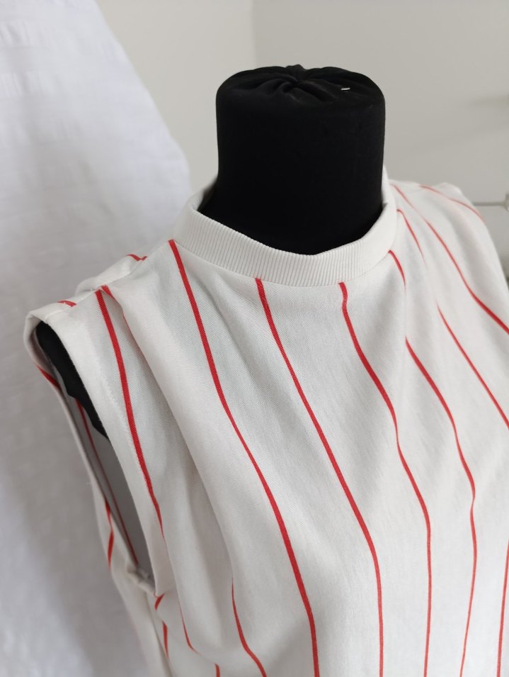 Düğmeli Beyaz Kolsuz tişört - Görsel 2