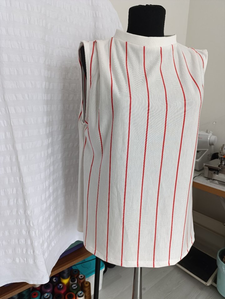 Düğmeli Beyaz Kolsuz tişört - Görsel 4