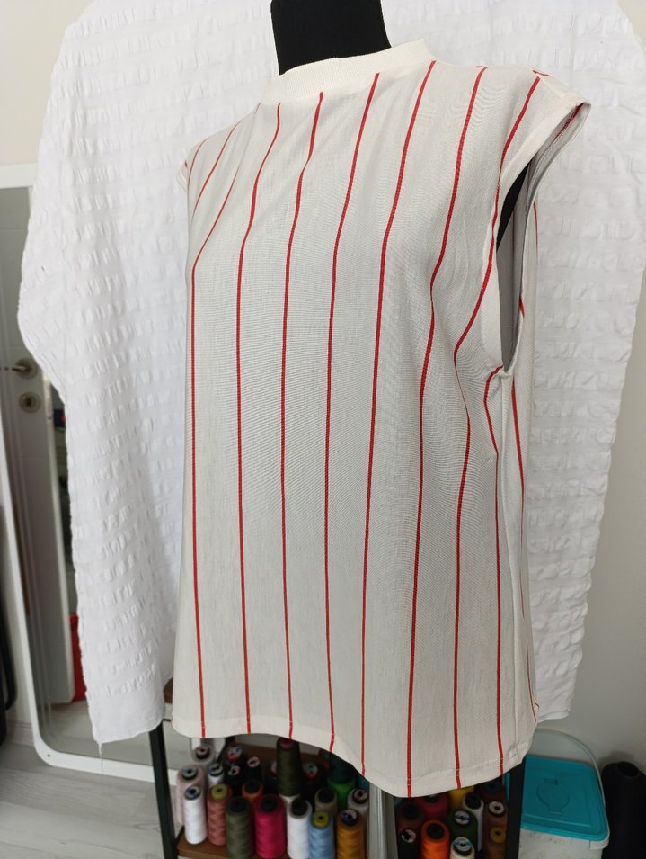 Düğmeli Beyaz Kolsuz tişört - Görsel 5