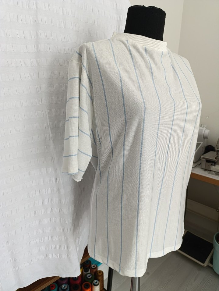 Gri Çizgili Beyaz Kısa Kollu Tişört - Görsel 2