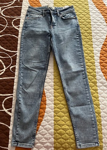 Gri bağlamalı normal kesim kadın kot pantolon