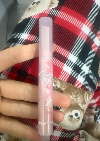 Beden pembe Renk Kalp Şeklinde kore rujlar renkleri sormak icin yazabilirisniz