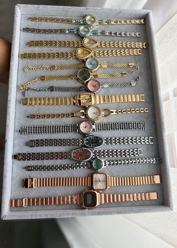 Zincir Detaylı Altın Renkli Kadın Saat - Görsel 3