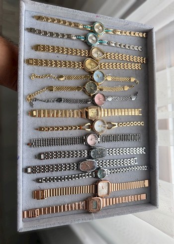 Zincir Detaylı Altın Renkli Kadın Saat - Görsel 4