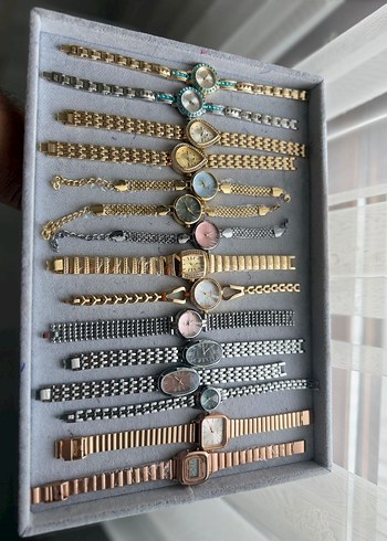 Zincir Detaylı Altın Renkli Kadın Saat - Görsel 2