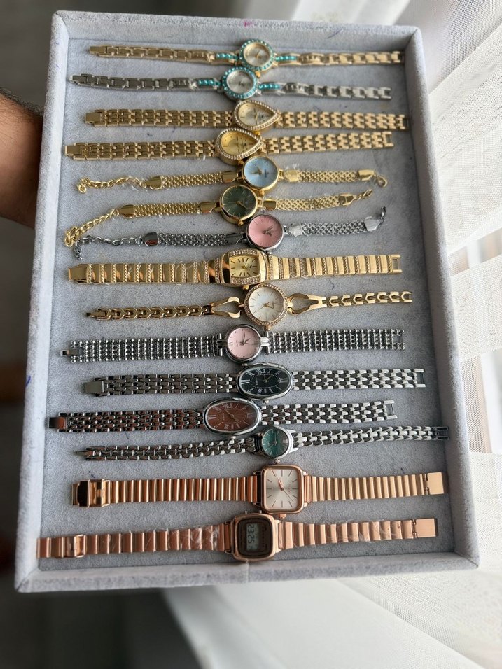 Zincir Detaylı Altın Renkli Kadın Saat - Görsel 3