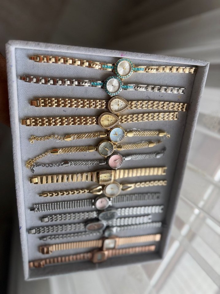 Zincir Detaylı Altın Renkli Kadın Saat - Görsel 5