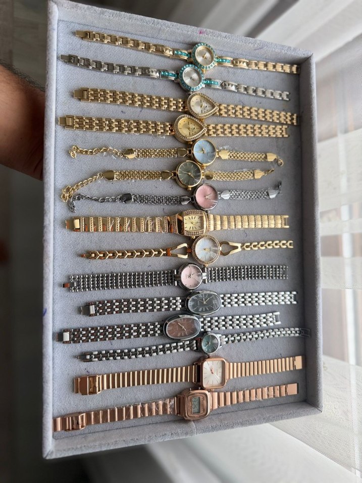 Zincir Detaylı Altın Renkli Kadın Saat - Görsel 4