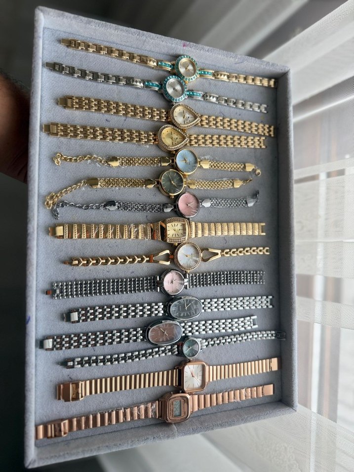 Zincir Detaylı Altın Renkli Kadın Saat - Görsel 2