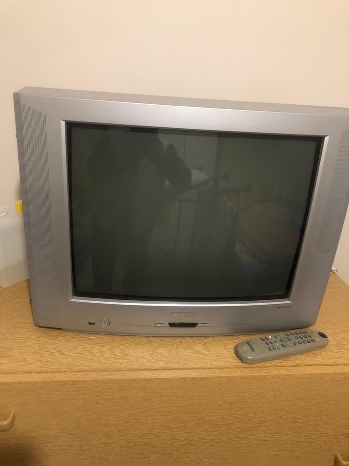 Gri CRT Monitör ve Uzaktan Kumanda - Görsel 2