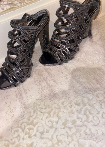 Gri Yılan Desenli Kadın Dolgu Topuklu Ayakkabı - Görsel 3