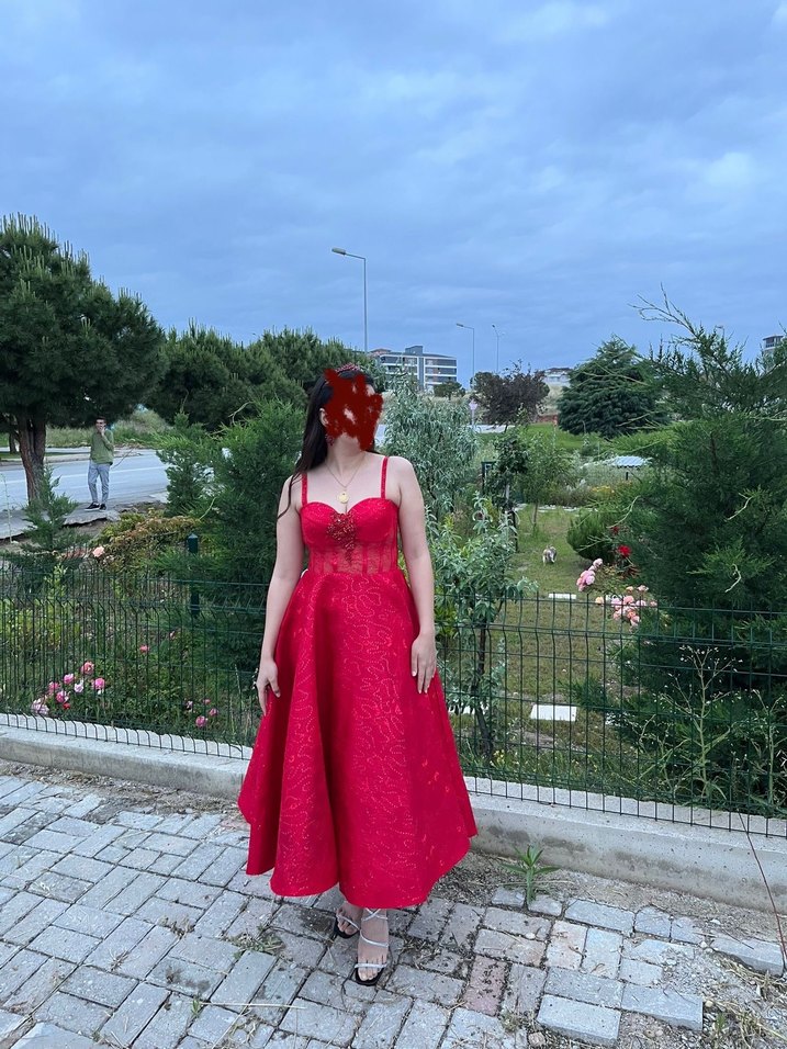 Kırmızı Straplez Dantel Midi Gotik Abiye - Görsel 3