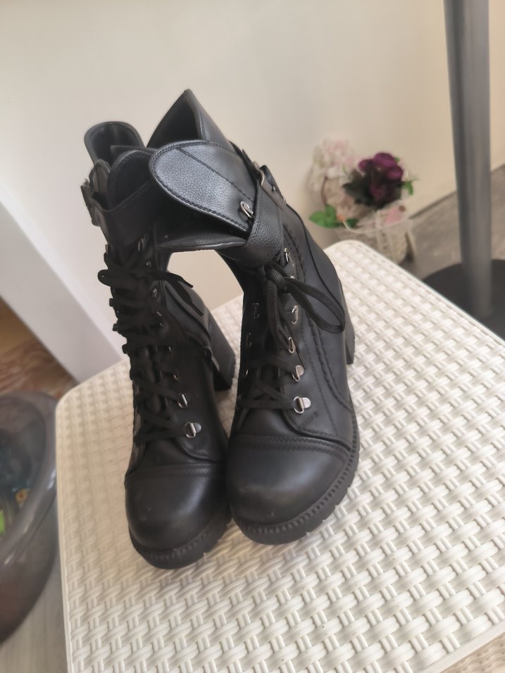 Kemer Detaylı Siyah Deri Gotik Topuklu Kadın Bot - Görsel 2