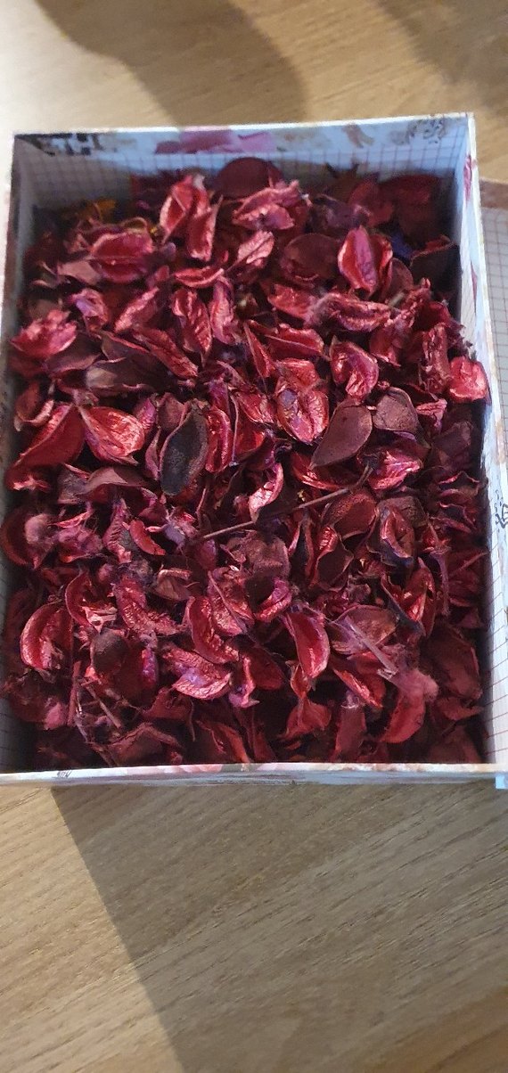 Koyu Kırmızı Kurutulmuş Gül Yaprakları - Görsel 2