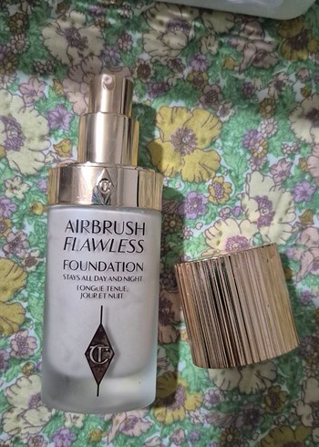Charlotte Tilbury Airbrush Flawless Fondöten - Görsel 2