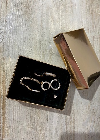 Zincir Detaylı Mini Altın Küpe Seti - Görsel 3