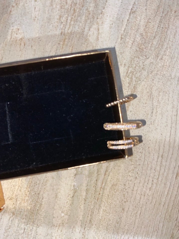 Zincir Detaylı Mini Altın Küpe Seti - Görsel 4