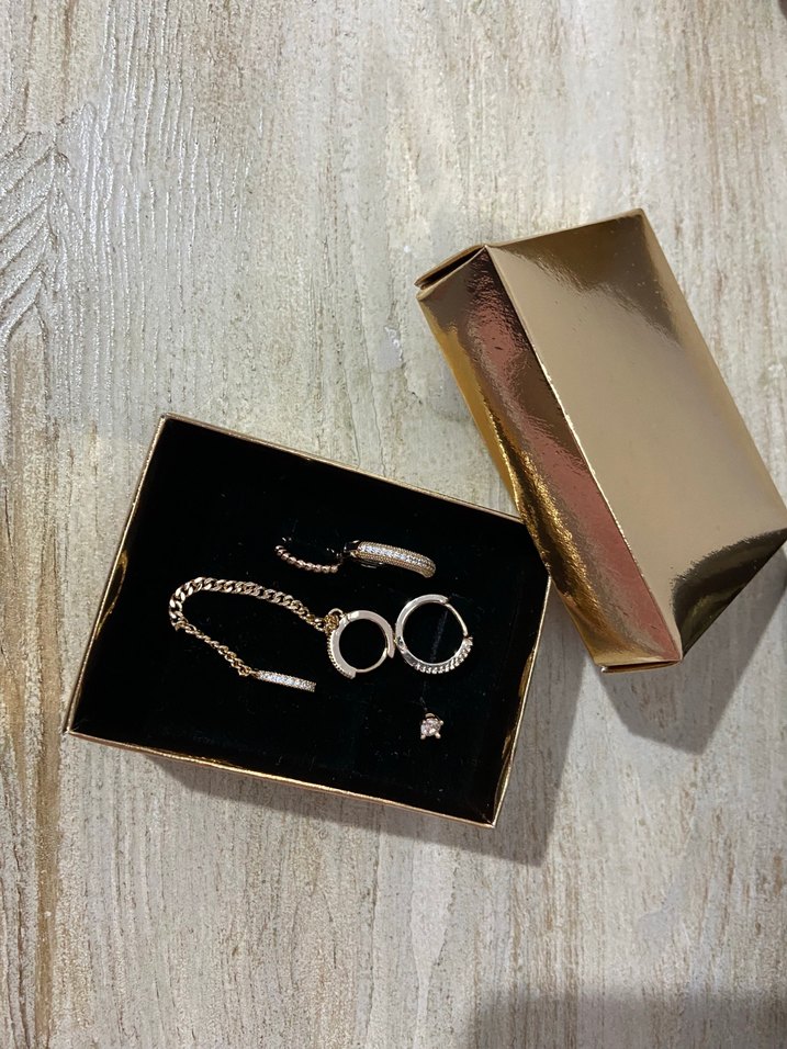 Zincir Detaylı Mini Altın Küpe Seti - Görsel 3