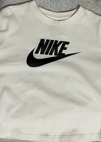 Nike Kız Çocuk Beyaz Baskılı Tişört