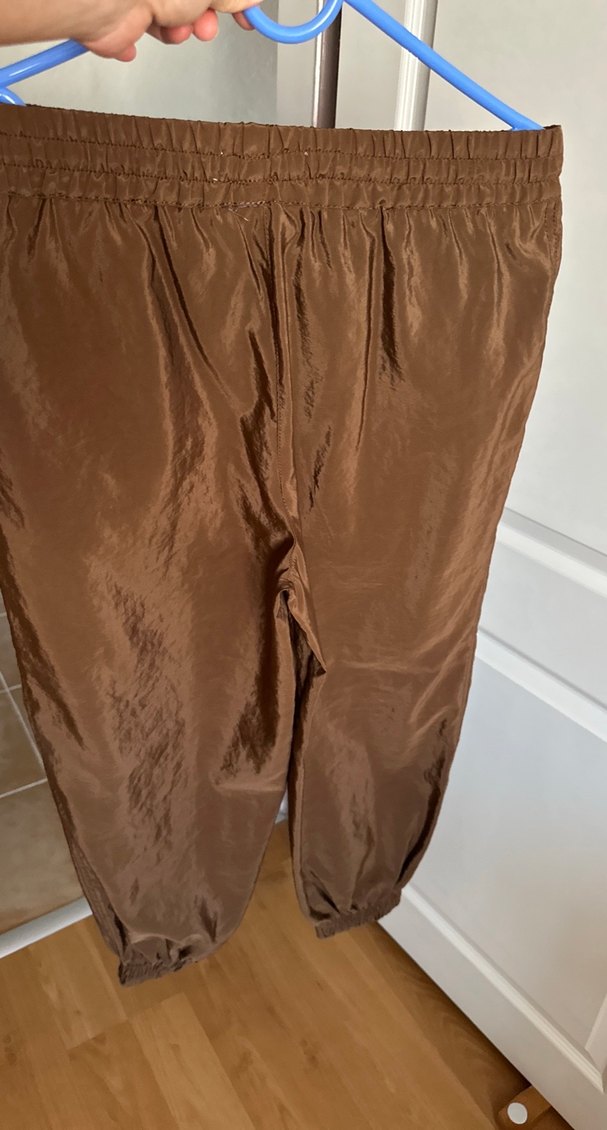 Kadın Kahverengi Parlak Pilili Pantolon - Görsel 4