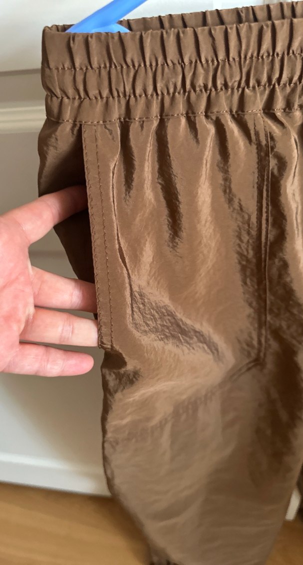 Kadın Kahverengi Parlak Pilili Pantolon - Görsel 2