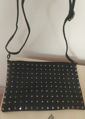 Zara Siyah Deri Perçinli Punk Çanta