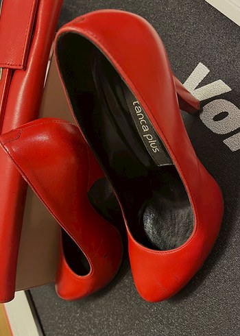 Kemal Tanca Kırmızı Deri Tokalı Yüksek Topuklu Kadın Stiletto