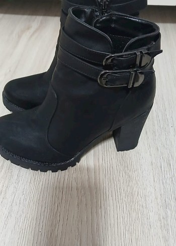 Siyah Deri Kemerli Kadın Dolgu Topuk Bot - Görsel 3